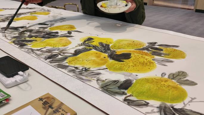 中国画家作画现场特写中国艺术家用毛笔绘画