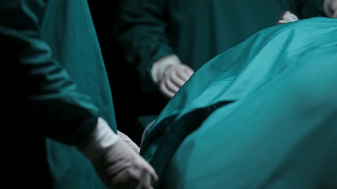 医院工作人员中止治疗，抢救手术后无脉搏的患者，安息