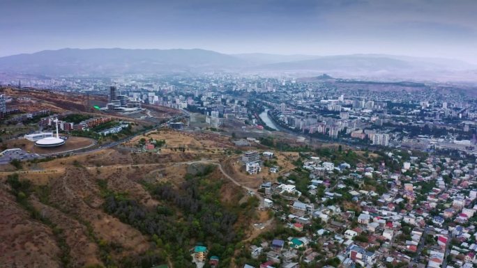 傍晚时分，第比利斯古老和现代地区的鸟瞰图