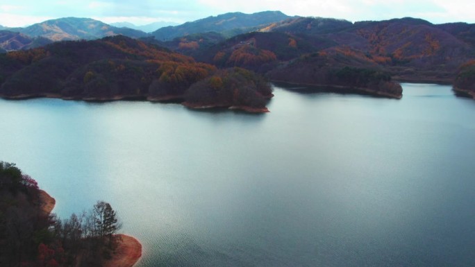 横城郡/江原道附近的秋季湖景