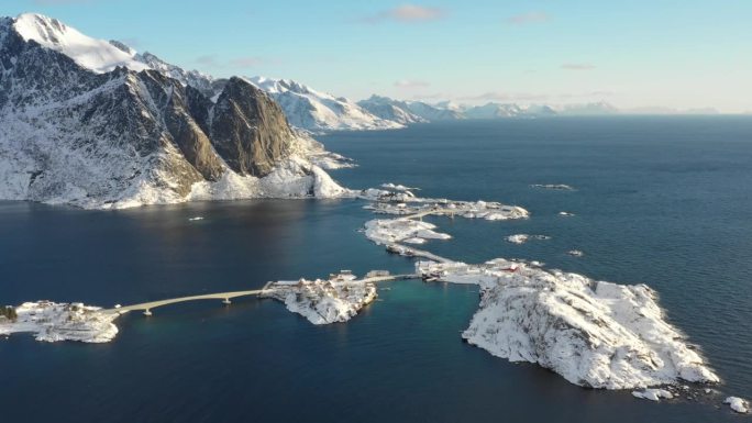 无人机视图，挪威罗浮敦群岛的风景鸟瞰图。日出时的山海。