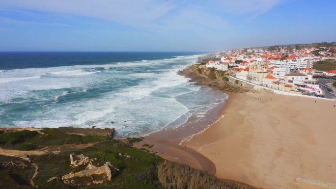 无人机在欧洲里斯本辛特拉(Sintra)的葡萄牙沿海城镇和住宅市场的房屋，悬崖顶端的房产和普拉亚达斯