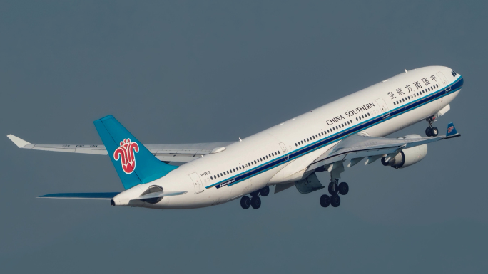 邮政EMS波音737和南航A330起飞