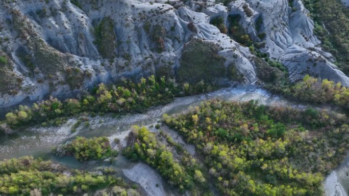 Erosion boulevards and riverside forest in the Ver