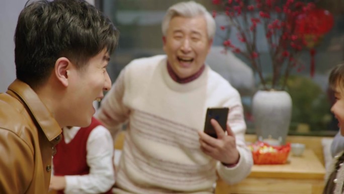 幸福的家庭用智能手机抢红包，4K