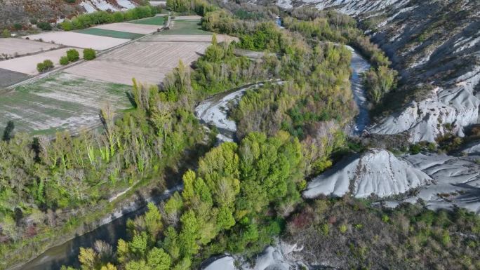 Erosion boulevards and riverside forest in the Ver