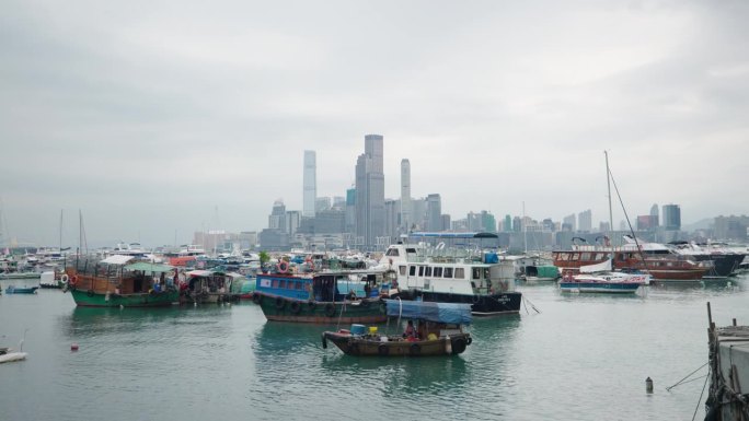 在香港的铜锣湾避风塘看到的小型老旧船只