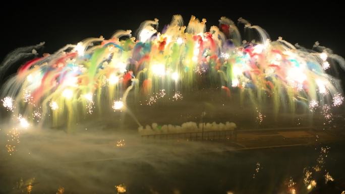 绽放的七彩祥云烟花  新年节庆焰火