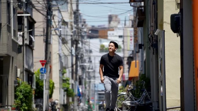 亚洲男子在城市中晨跑