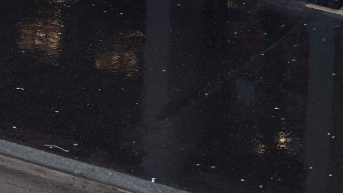 特写雨中的人行道上的行人