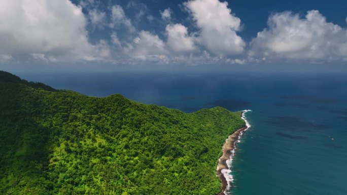 萨摩亚热带岛屿和海岸线的鸟瞰图。
