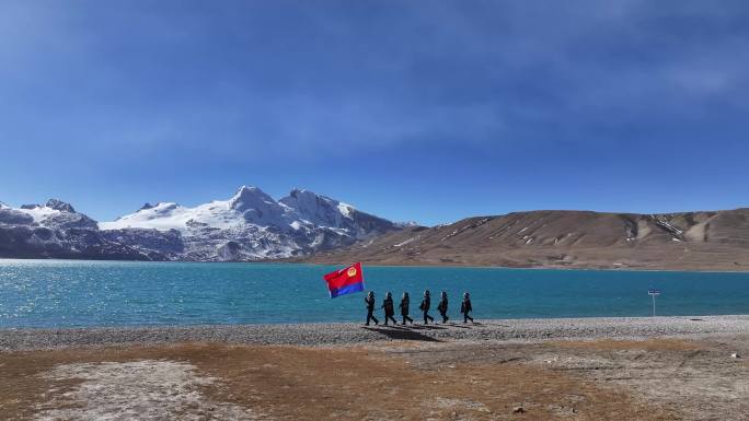 警察举着警旗在雪山湖泊边巡逻