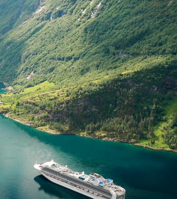 Geirangerfjord，挪威。观光船在阳光明媚的夏日漂浮在Geirangerfjorden的G
