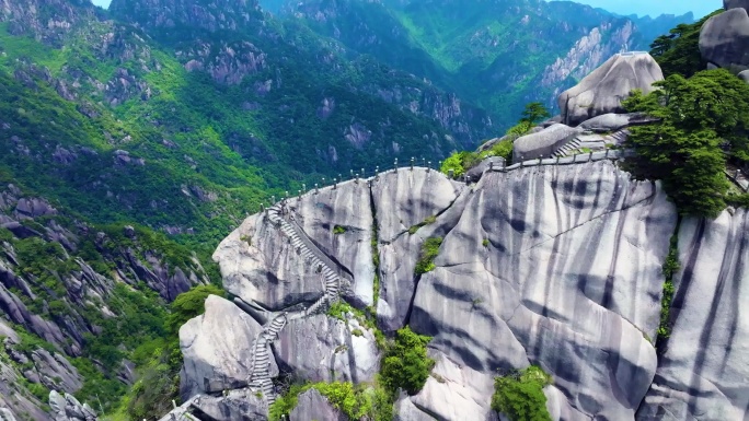 4K航拍黄山风景区天都峰鲫鱼背
