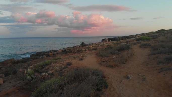 意大利诺托海滩的鸟瞰图，夕阳下宁静的海浪。