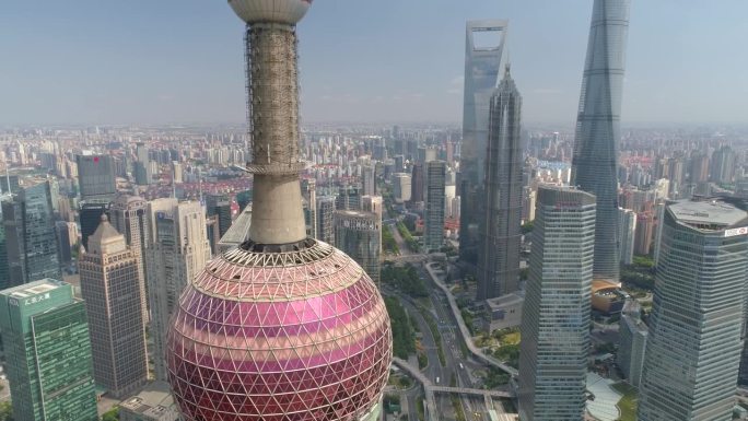 中国上海 - 2024年11月7日：标志性的东方明珠塔和充满活力的城市天际线的惊人鸟瞰图。