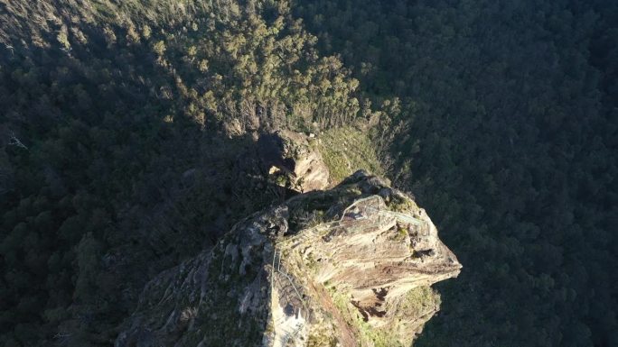 移动到山崖岩层之上，森林山谷，鸟瞰图