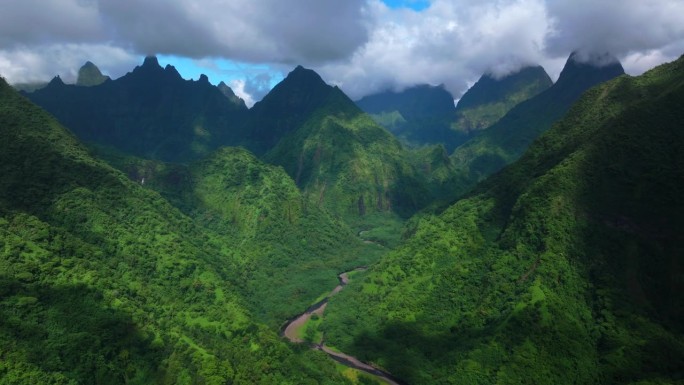 Teahupoo Tautira河谷 Vaitepiha村 法属波利尼西亚大溪地岛 航拍 镶嵌的山峰