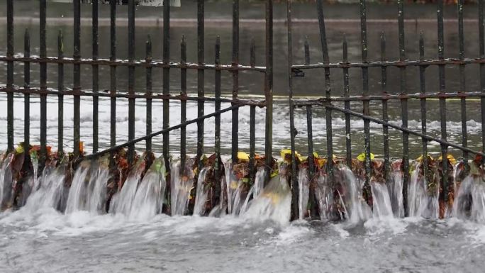 暴雨过后，英国安布尔赛德湖区沃特海德的道路被洪水淹没，导致温德米尔湖水位达到很高的水平。