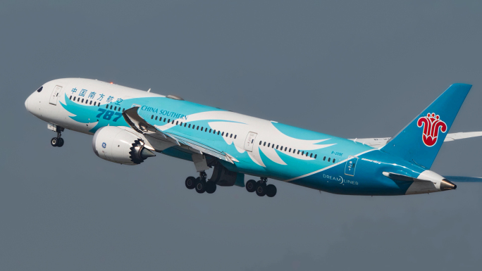 南方航空波音787和国泰空客A330起飞
