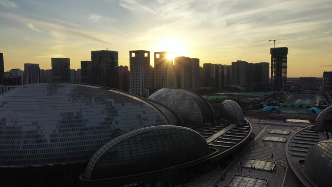 太阳光芒与山东省会大剧院