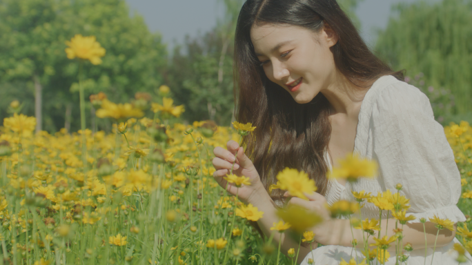 花丛中的女孩赏花的女生向日葵花丛中的少女