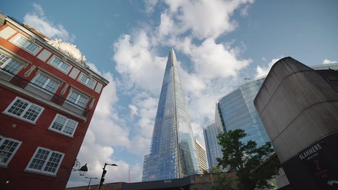 伦敦，英国，碎片大厦与历史建筑形成对比。