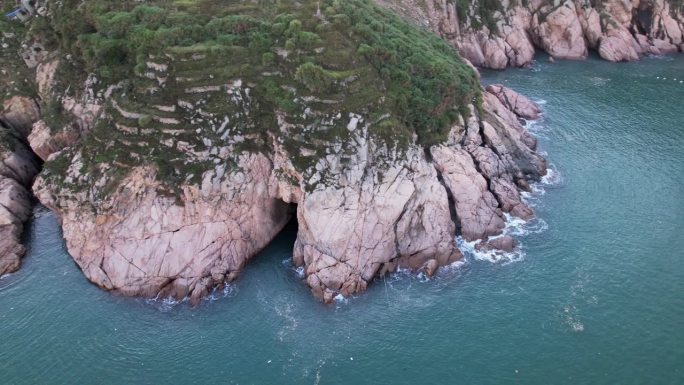 鸟瞰曲折的海岸地形