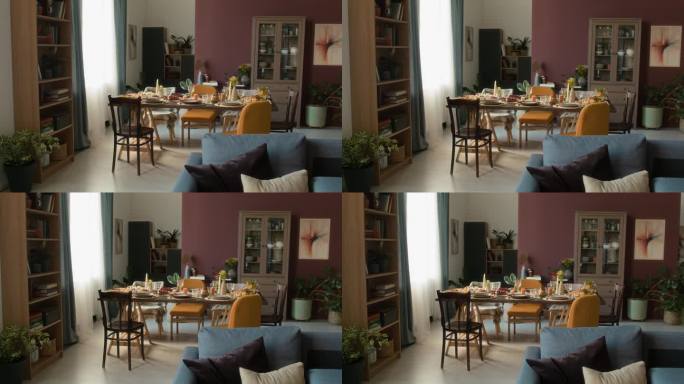 温馨客厅内部，节日午餐桌周围摆放着椅子。