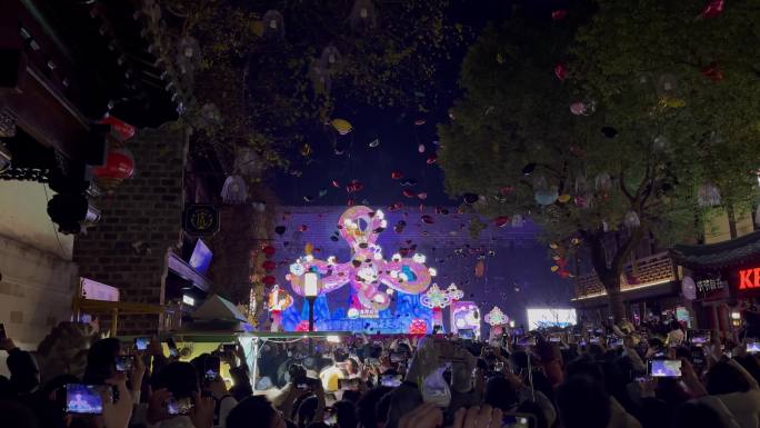 南京老门东跨年夜：倒计时放飞气球盛况