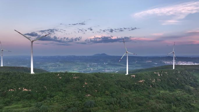 山上的风力发电场风电航拍
