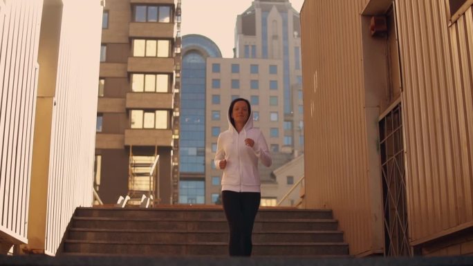 城市中跑步的迷人女孩