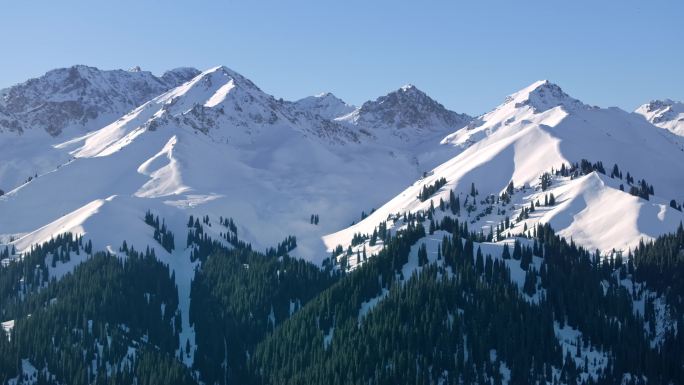 新疆冬季雪山航拍