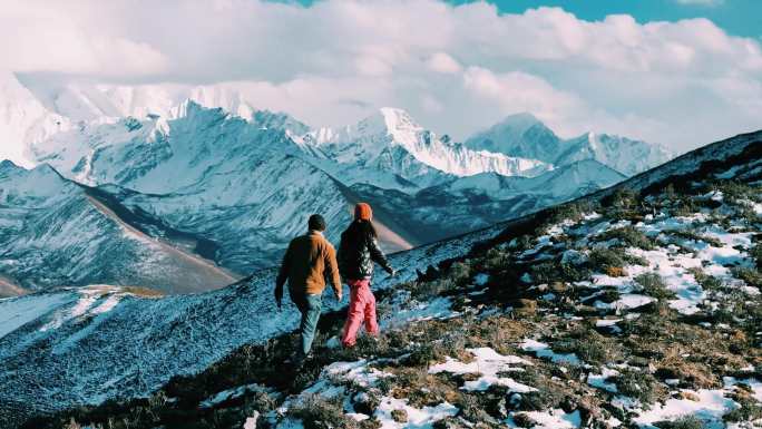 川西提弄秘境贡嘎雪山登山旱地拔葱蓝天白云