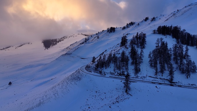 新疆冬季阿勒泰禾木公路雪景