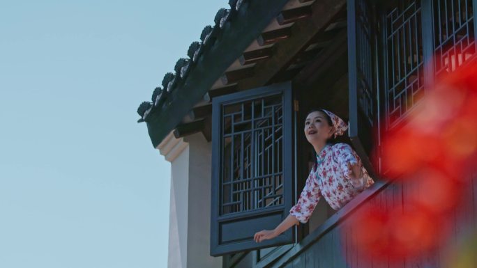 女子推开窗户