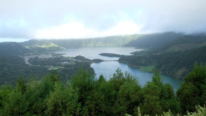 亚速尔群岛葡萄牙人:Açores[ɐˈsoɾɨʃ])，亚速尔群岛的官方自治区(Região Autó