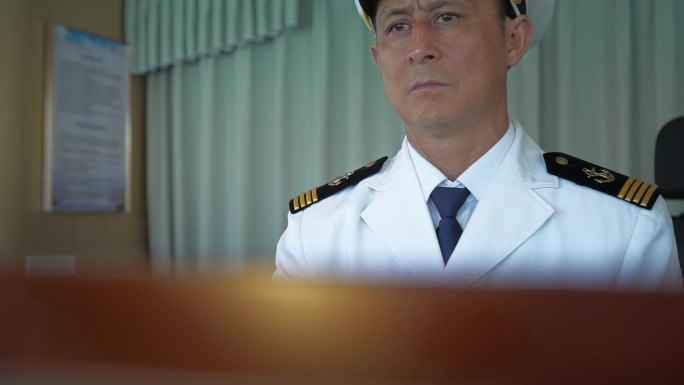 船务工作者船长开船船内操控室望远镜