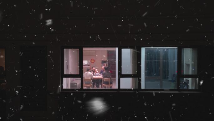 一家人吃晚饭 冬天 下雪 团圆 年夜饭