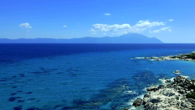 蓝色海岸线的鸟瞰图