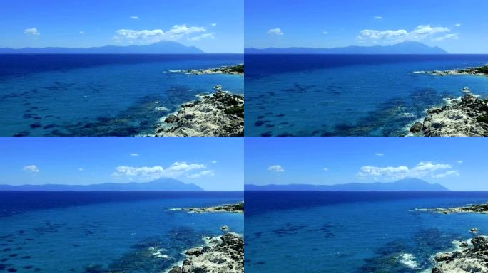 蓝色海岸线的鸟瞰图