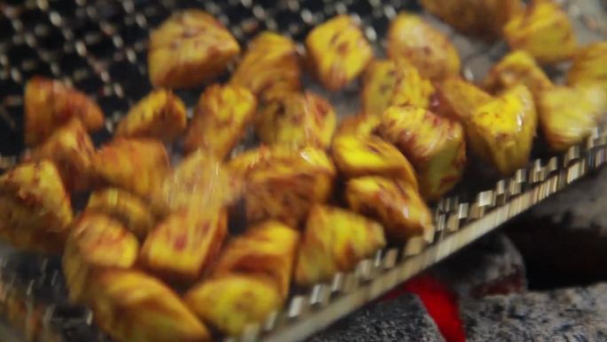 实拍东北地摊烧烤食蛋