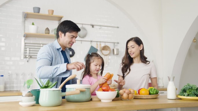 妈妈正在教他们如何做饭