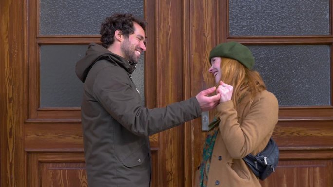 一起约会后回家的情侣