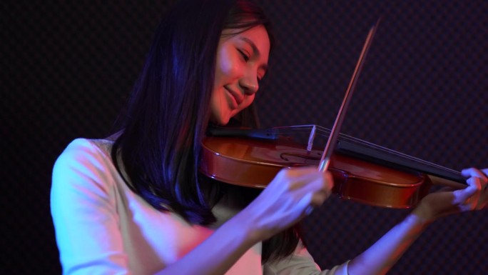 小提琴家年轻的亚洲女子拉小提琴