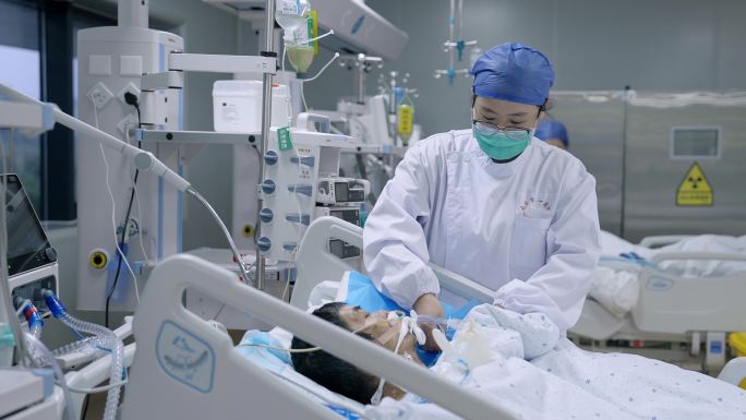 医院重症监护室医护人员病床上的重症病人
