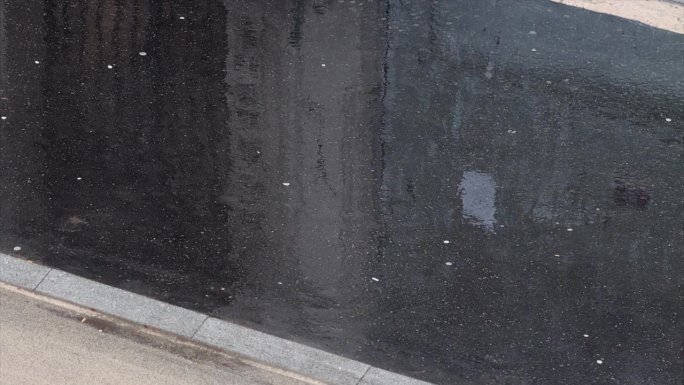 雨中的巴黎街道的高架视图。行人在人行道上行走