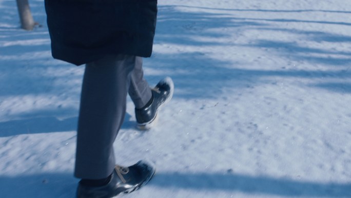 雪地里男人的脚步 穿皮鞋走在雪地里