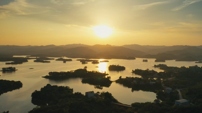 黄昏下的河流湖泊心形岛屿湿地黑龙潭 鸟类