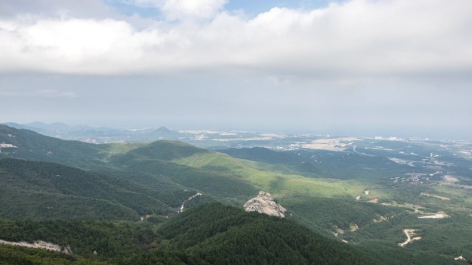韩国江原道，从雪原山的Seongindae峰俯瞰束草的城市景观
